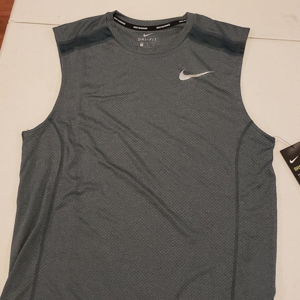 nike men sleeveless shirt medium